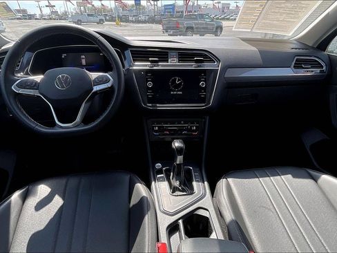 Used 2023 Volkswagen Tiguan SE w/ Panoramic Sunroof Package image 16