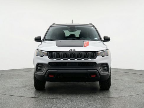 Used 2025 Jeep Compass Trailhawk AWD/4WD image 2