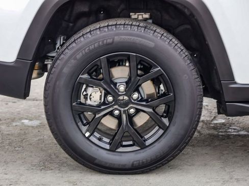 Certified 2025 Jeep Grand Cherokee Altitude image 12