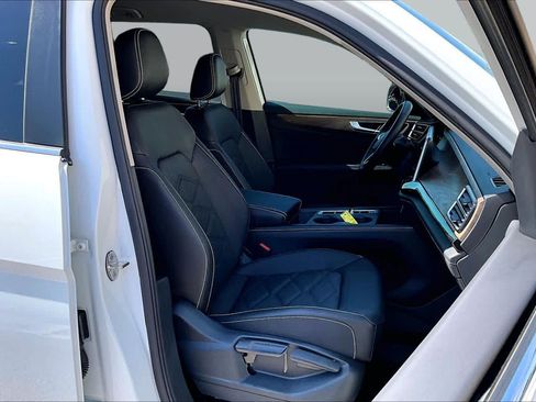 Used 2025 Volkswagen Atlas SE FWD image 11