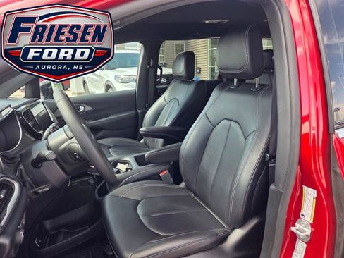 Used 2025 Chrysler Pacifica Select FWD image 14