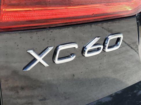 Used 2024 Volvo XC60 B5 Plus AWD/4WD image 9