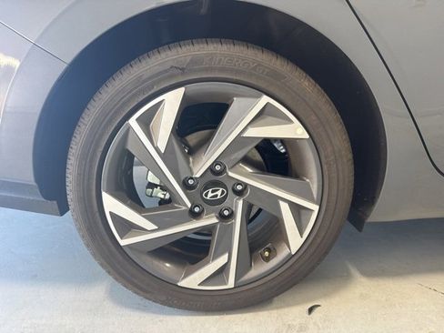 Certified 2025 Hyundai Elantra Limited image 6