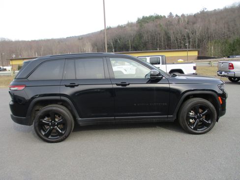 Certified 2023 Jeep Grand Cherokee Limited w/ Black Appearance Package image 4