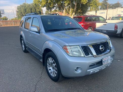 Used 2011 Nissan Pathfinder LE w/ Navigation Pkg image 3