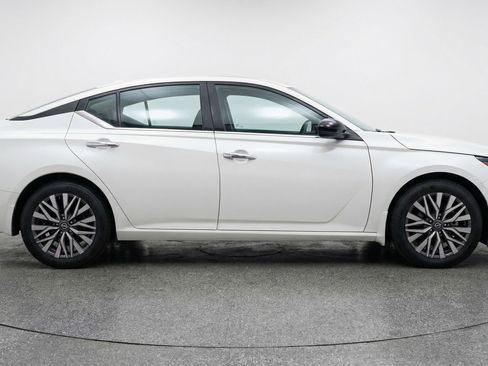 Used 2025 Nissan Altima 2.5 SV image 11