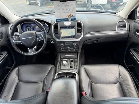 Used 2018 Chrysler 300 Touring L image 9
