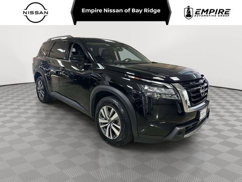 Used 2025 Nissan Pathfinder SL image 1