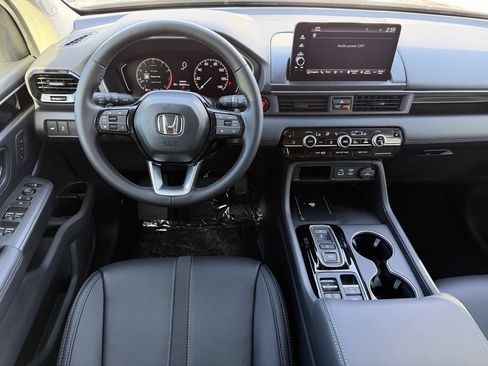 Used 2025 Honda Pilot Touring image 14