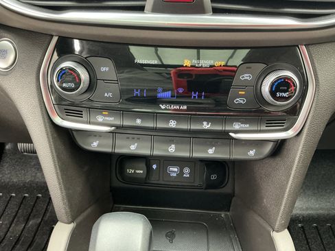 Used 2020 Hyundai Santa Fe Limited image 12