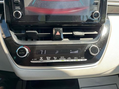 Used 2020 Toyota Corolla LE FWD image 19