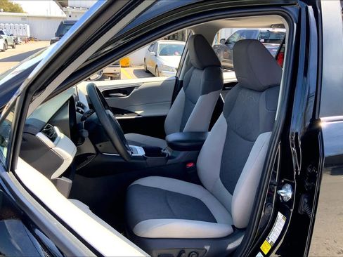 Used 2025 Toyota RAV4 XLE w/ Convenience Package image 8