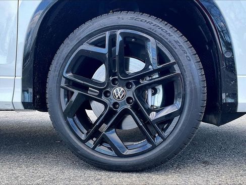New 2026 Volkswagen Tiguan SE R-Line AWD/4WD image 8