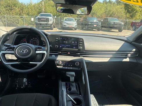 Used 2022 Hyundai Elantra SEL FWD image 14