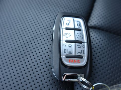 Used 2025 Chrysler Pacifica Limited FWD image 35