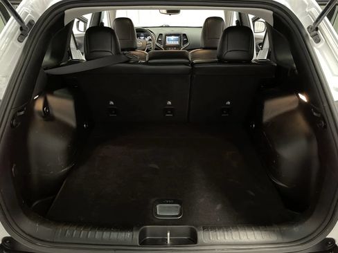 Used 2021 Jeep Cherokee Latitude Plus AWD/4WD image 39