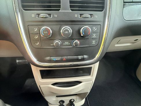 Used 2019 Dodge Grand Caravan SE w/ UConnect Hands-Free Group image 21