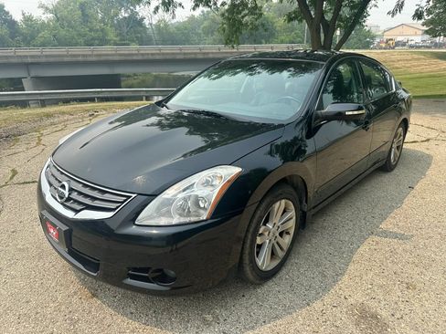 Used 2012 Nissan Altima 3.5 SR w/ Sport Pkg FWD image 2