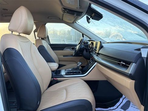 Used 2024 Kia Carnival LX image 18