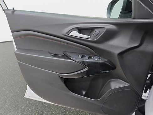 Used 2025 Chevrolet Trax RS w/ Driver Confidence Package FWD image 27