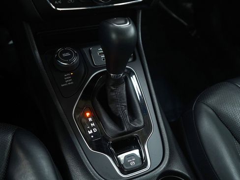 Used 2019 Jeep Cherokee Limited w/ Luxury Group image 24