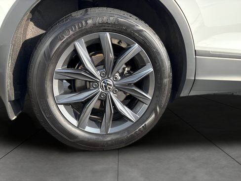 Used 2022 Volkswagen Tiguan SE image 11