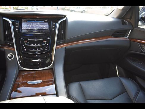 Used 2017 Cadillac Escalade Luxury image 32