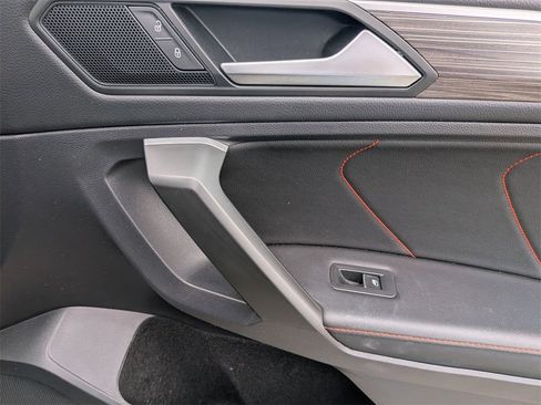 Used 2024 Volkswagen Tiguan SE image 29