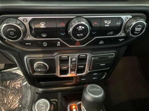 Used 2023 Jeep Gladiator Willys image 13