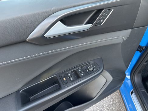 Certified 2025 Volkswagen Taos SE image 9