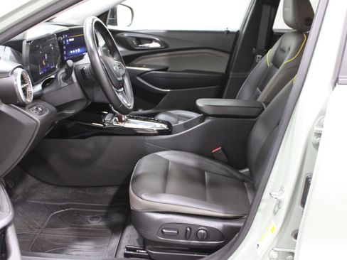 Used 2025 Chevrolet Trax ACTIV w/ Driver Confidence Package image 3