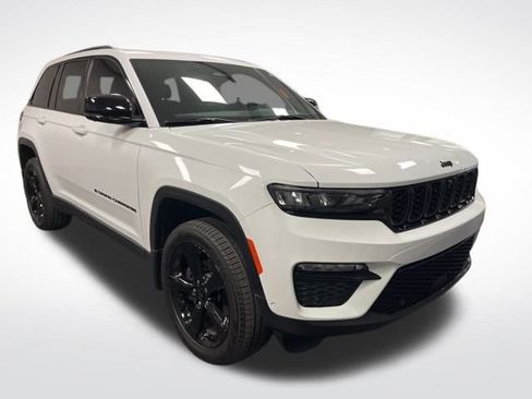 Used 2025 Jeep Grand Cherokee Limited w/ Luxury Tech Group II image 7