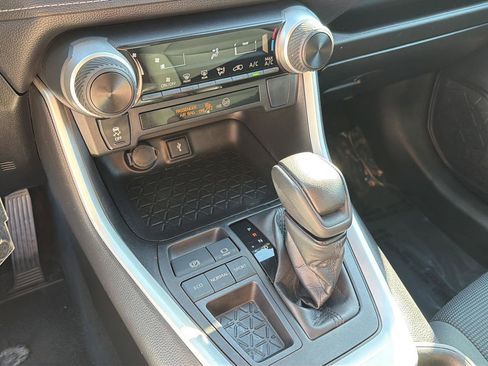 Used 2022 Toyota RAV4 LE FWD image 25