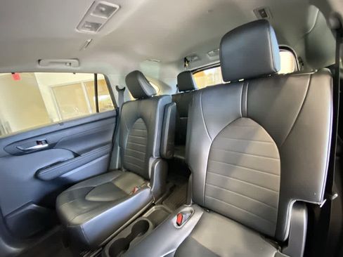 Used 2022 Toyota Highlander XLE AWD/4WD image 25
