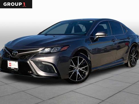 Used 2024 Toyota Camry SE image 1