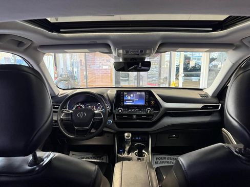 Used 2022 Toyota Highlander XLE AWD/4WD image 29