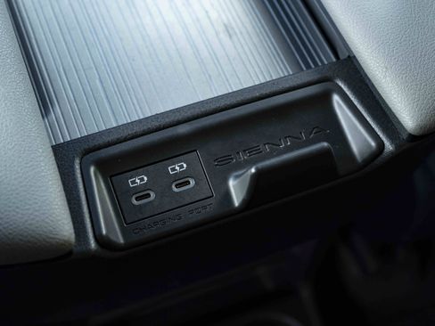 Used 2025 Toyota Sienna XLE FWD image 37