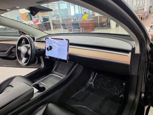 Used 2022 Tesla Model 3 Standard Range RWD image 9