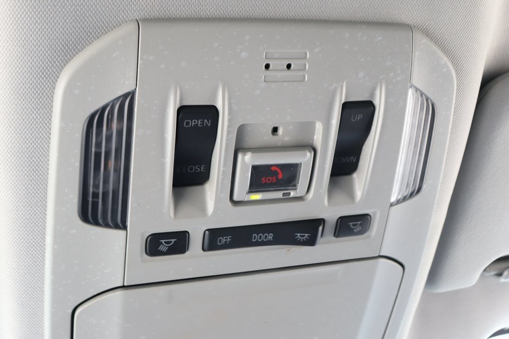 Used 2022 Toyota Highlander XLE FWD image 28