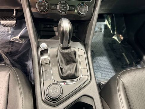 Used 2018 Volkswagen Tiguan SE w/ Panoramic Sunroof Package AWD/4WD image 42