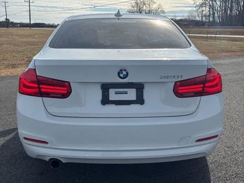 Used 2018 BMW 320i 320i Sedan 4D image 4