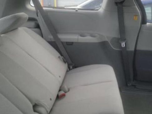 Used 2012 Toyota Sienna LE w/ Towing Pkg image 17