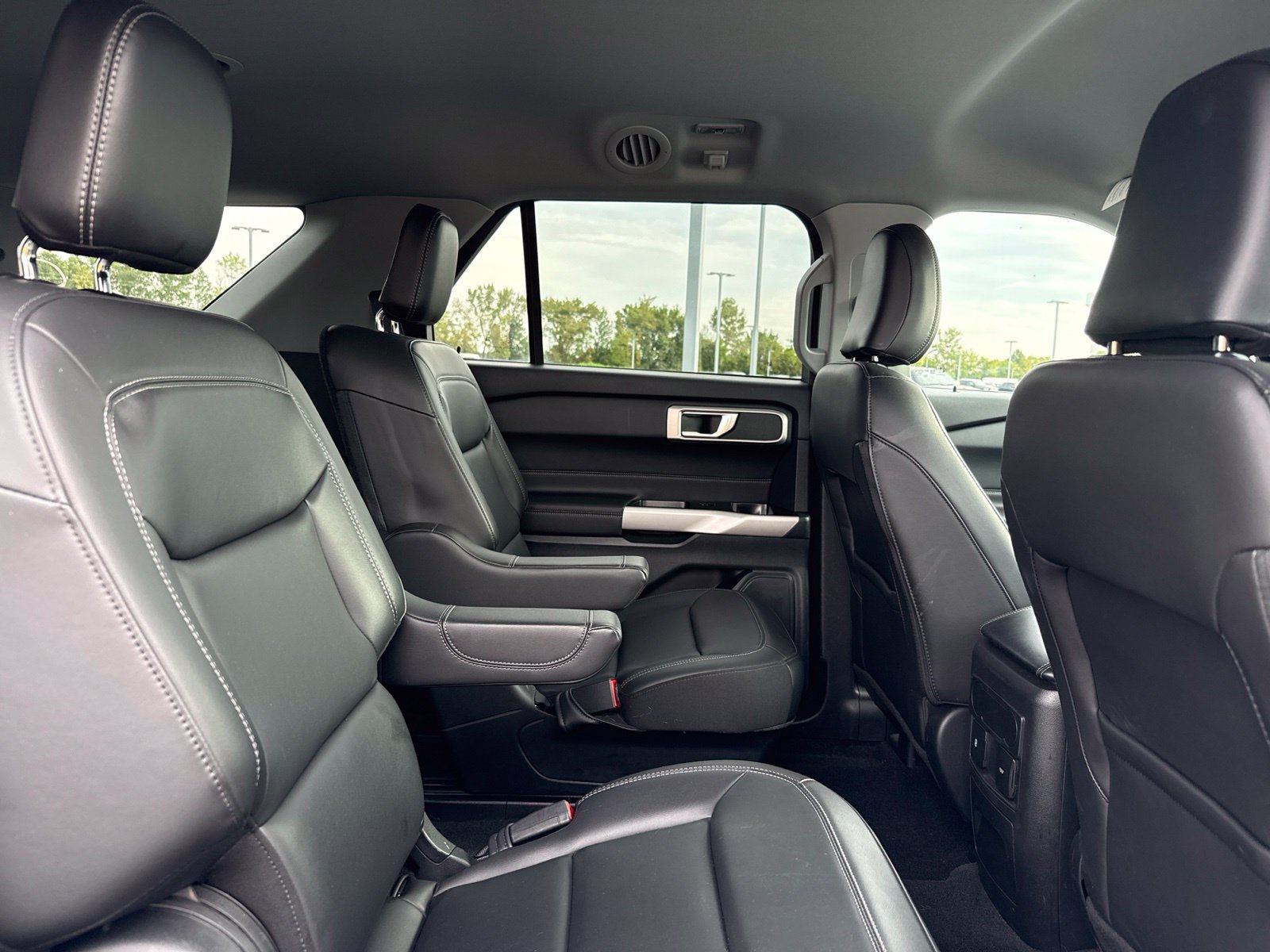 Used 2024 Ford Explorer XLT w/ Equipment Group 202A AWD/4WD image 8