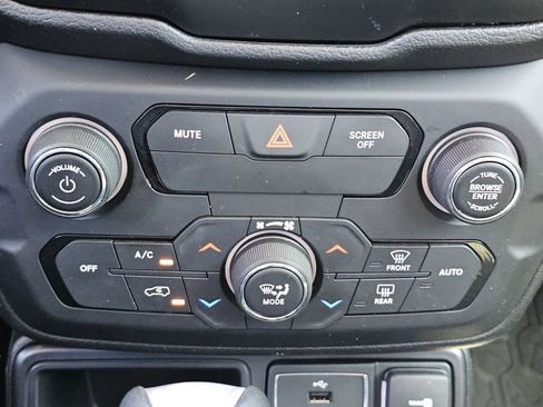 Used 2018 Jeep Renegade Altitude FWD image 11