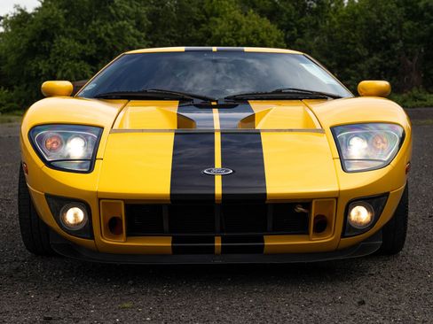 Used 2005 Ford GT RWD image 15