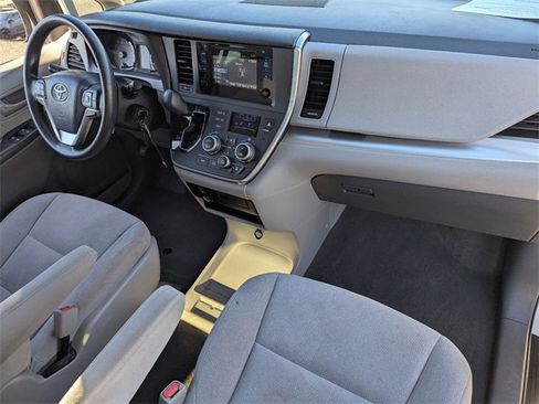 Used 2016 Toyota Sienna L image 12