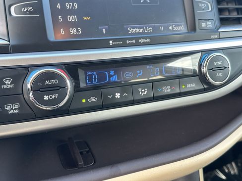 Used 2016 Toyota Highlander XLE image 17