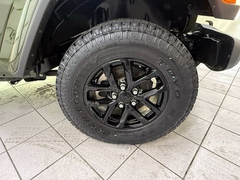 Used 2022 Jeep Gladiator Sport AWD/4WD image 15