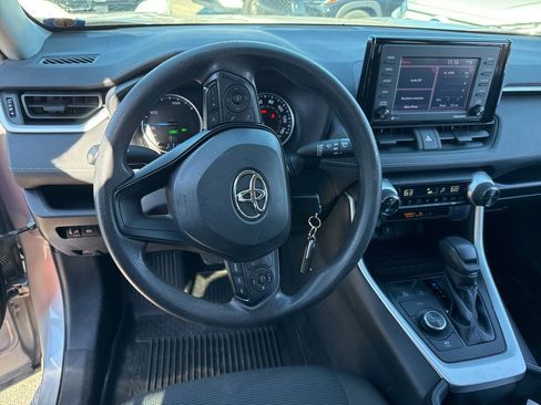 Used 2022 Toyota RAV4 LE image 10