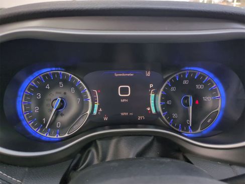 Used 2023 Chrysler Pacifica Touring-L image 33